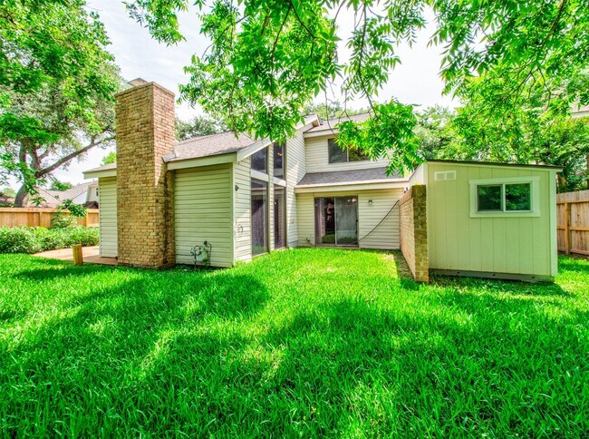 Building Photo - 8022 La Brea Dr