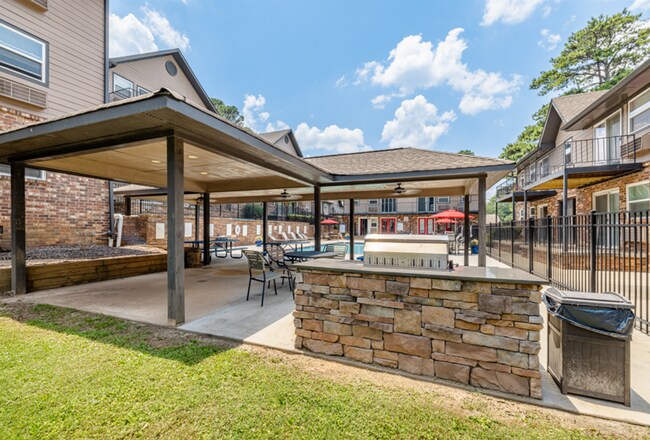 Building Photo - NEW 1x1!  Fantastic Emory area location - ...