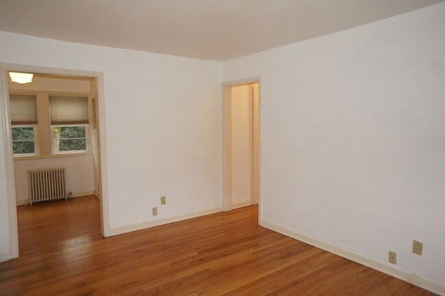 Building Photo - North Mt Tabor one bedroom Condo. Immaculate condition! - APPLICATION PENDING