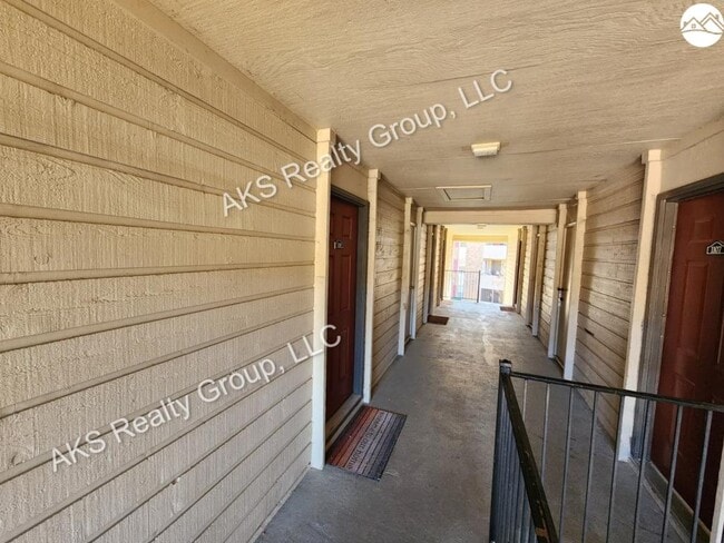 Building Photo - 1108 Chapel Creek Dr