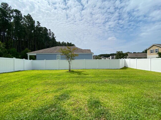 Building Photo - Three Bedroom Home In Heritage New Riversi...