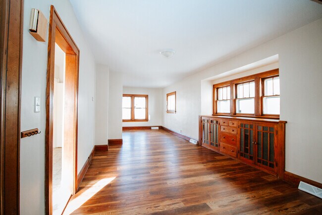 Building Photo - 513 Hampton Ave