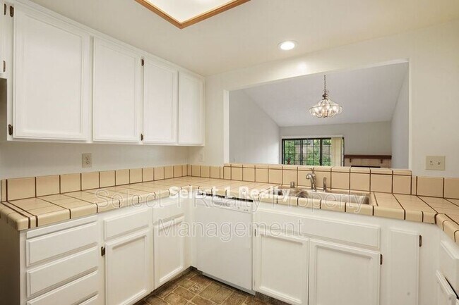 Building Photo - 546 La Corso Dr