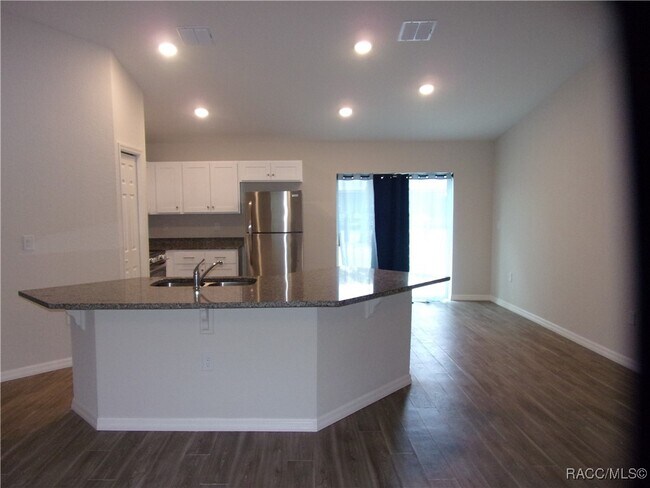 Building Photo - 5251 E Backner Ln