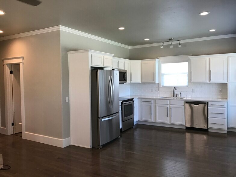 Kitchen - 737 Jenkins Ave