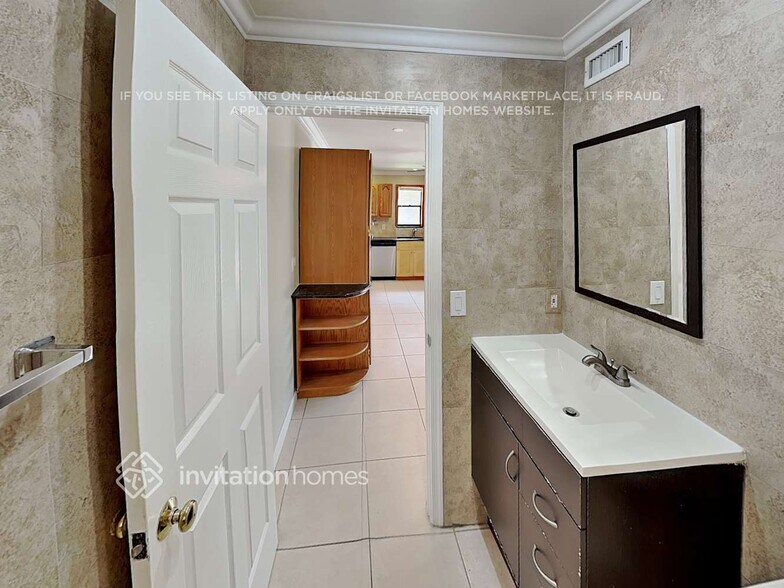 Building Photo - 7789 Courtyard Run W