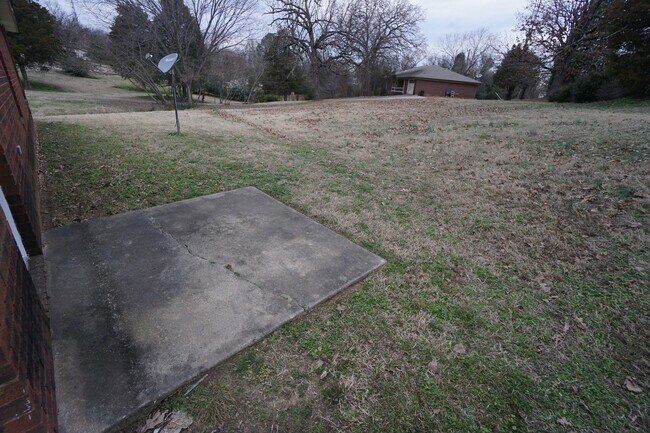 Building Photo - 3 BR, 1 BTH, 1 car garage