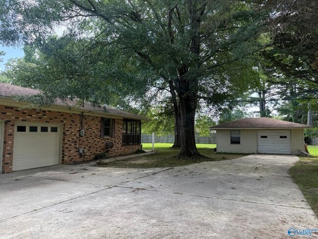 Building Photo - 304 Poplar St