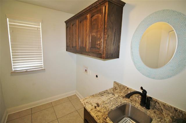 Building Photo - 1713 Fair Oaks Ln