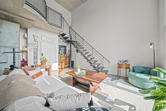 Building Photo - 2000 Bagby St