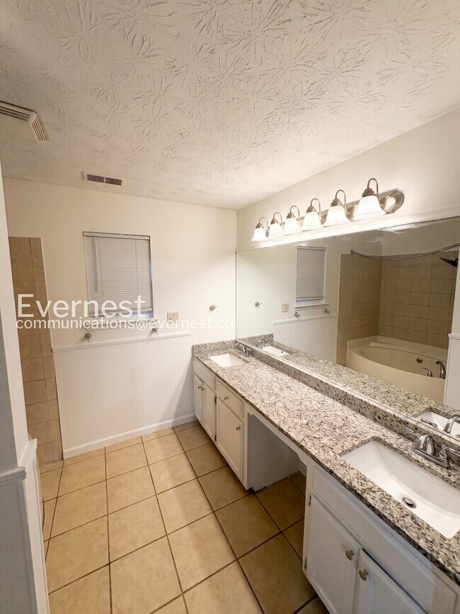 Building Photo - Spacious  Home with Deck, Patio, and Garage! / 3 Bed, 2 Bath / Available now!
