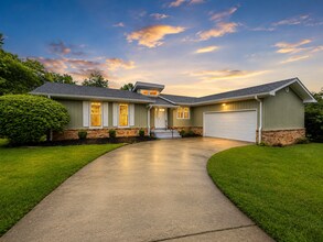 Building Photo - Beautiful Home Large Garage Highly Desired For Rent