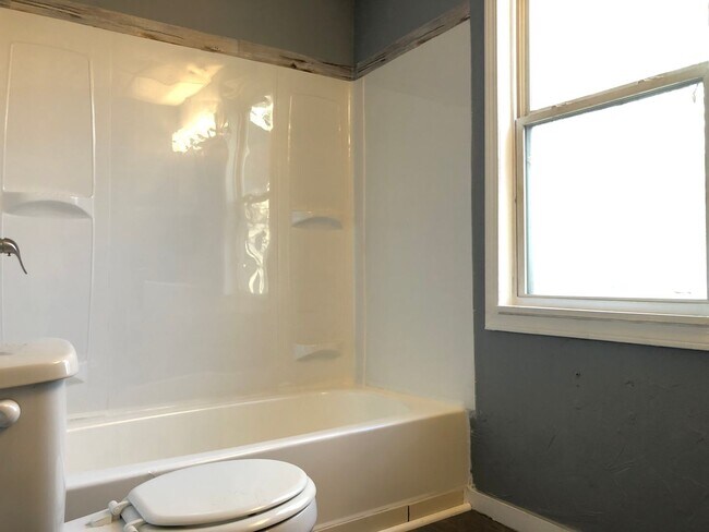 Building Photo - 5604 Linton Ave