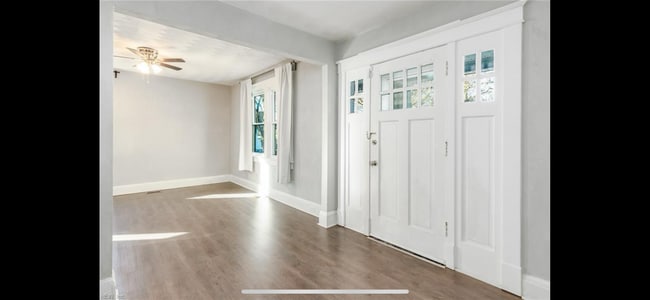 Front entry looking into living room - 3436 Chesapeake Blvd