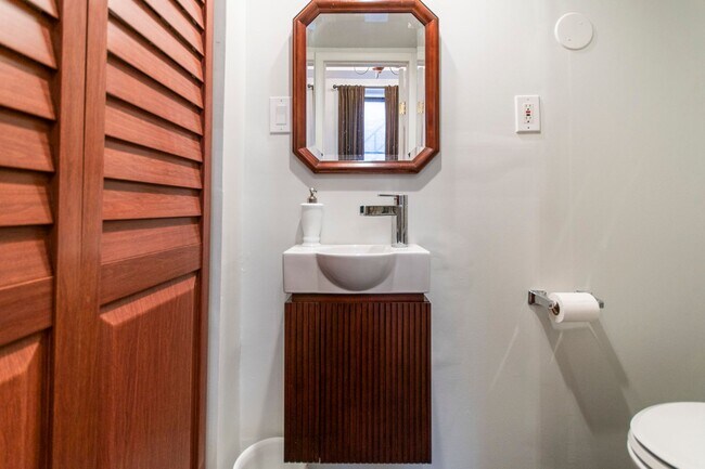 Building Photo - 1823 Pine St