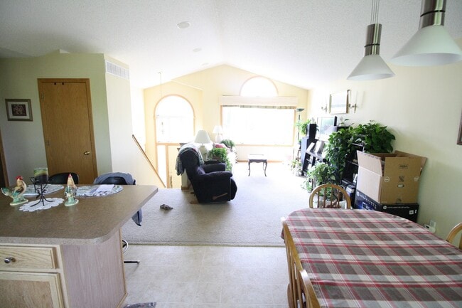 Building Photo - Beautiful 4 Bedroom/2 Bathroom Home In Shakopee-AVAILABLE 7/1