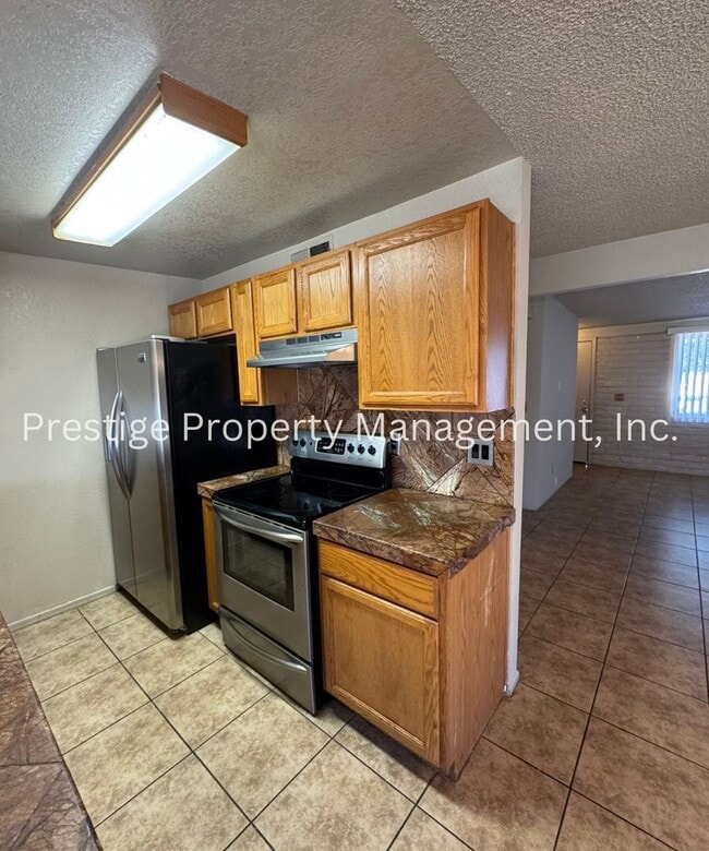 Building Photo - Check Out This 3/2 South-East Side Charmer!