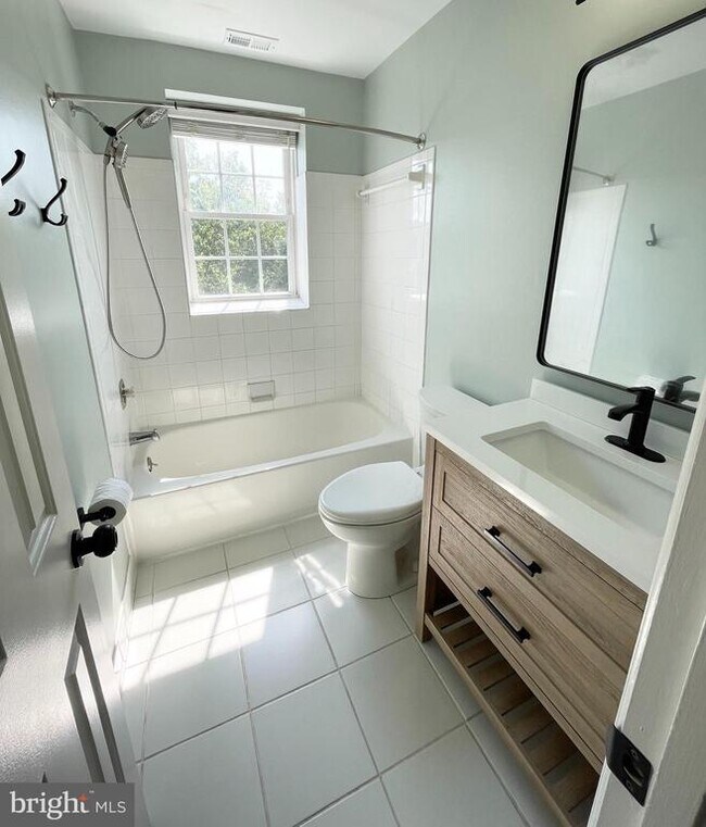 Building Photo - 3052 S Buchanan St