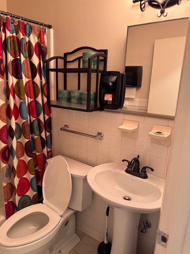 Building Photo - 5 Bedroom || 3 Bathroom Home with All Util...