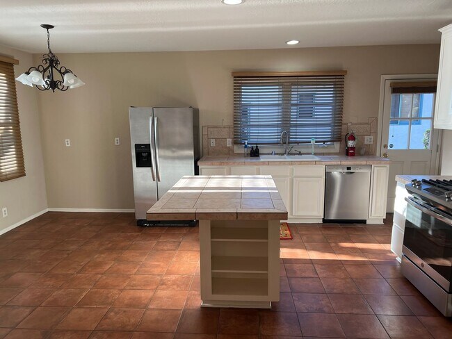 Building Photo - 3 Bedroom Home