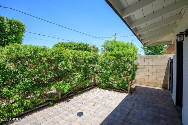 Building Photo - 1028 E Manzanita Dr