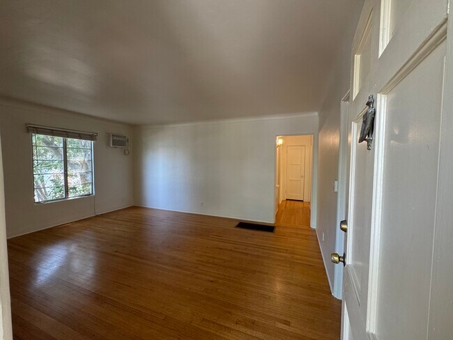 Living Room off Front Door - 2816 Waverly Dr