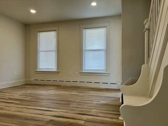 Building Photo - 19 E 3rd St