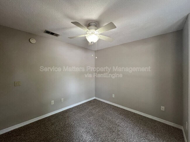 Building Photo - 5959 Sleepy Hollow Ct