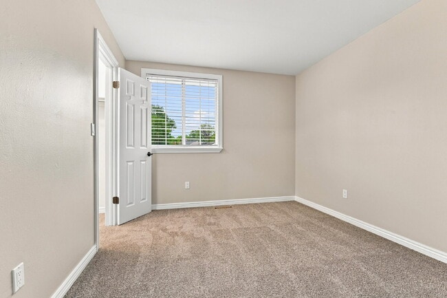 Building Photo - $2,645.95, 4-bed, 2.5-bath located in Centennial with a fenced backyard.