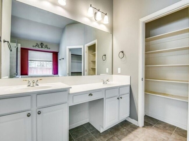 Building Photo - Gorgeous 1.5 story home with media equipment
