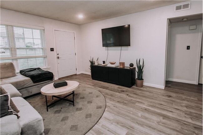 Building Photo - 1930 Independence Rd