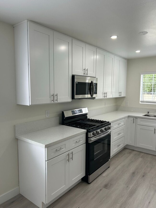 Building Photo - 5382 Delong St