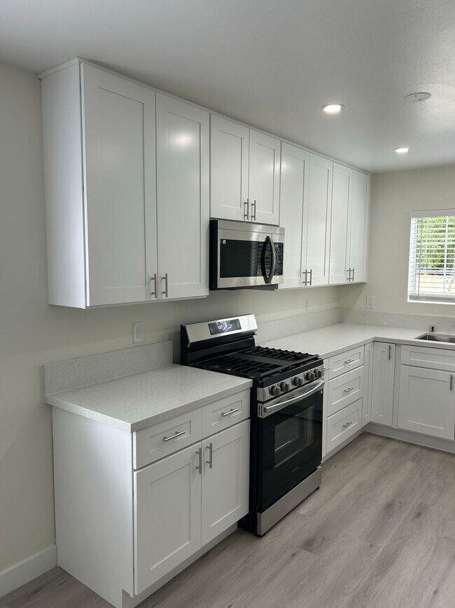 Building Photo - Delong Townhomes