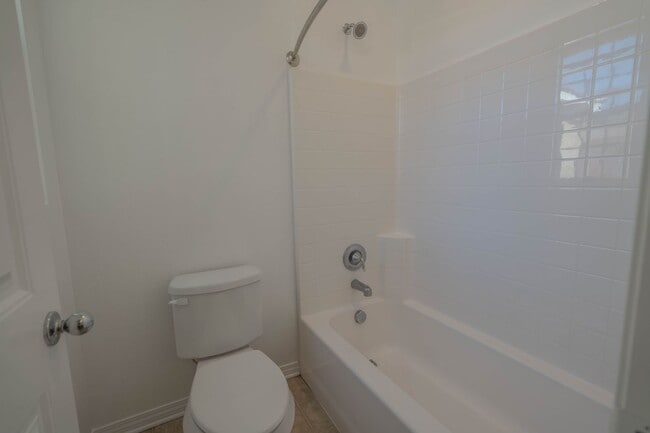 Building Photo - COMING SOON! Santa Clarita 3-Bedroom River...