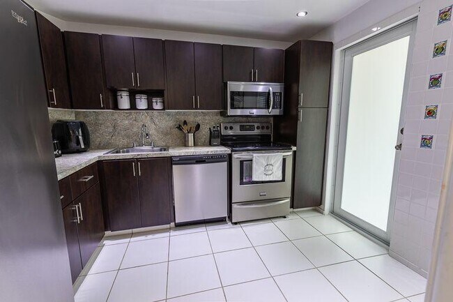 Building Photo - 2751 N Palm Aire Dr