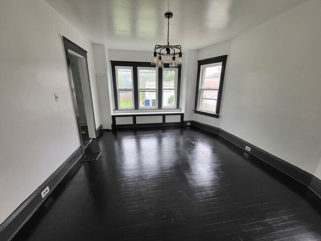 Building Photo - 1645 Larchmont Ave