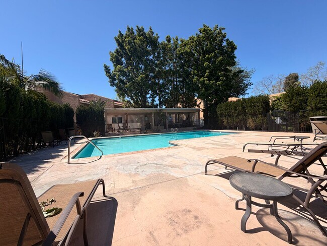 Building Photo - Updated 2 Bed, 2 Bathroom Condo For Rent w/ Parking! - South Coast Metro