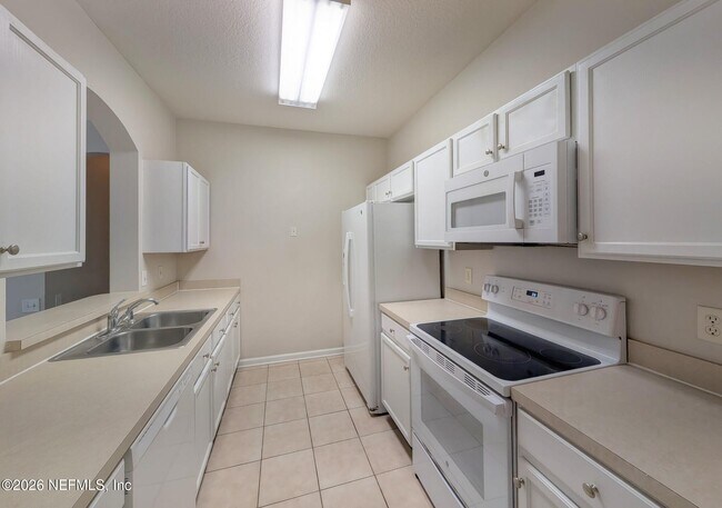 Building Photo - 7990 Baymeadows Cir E