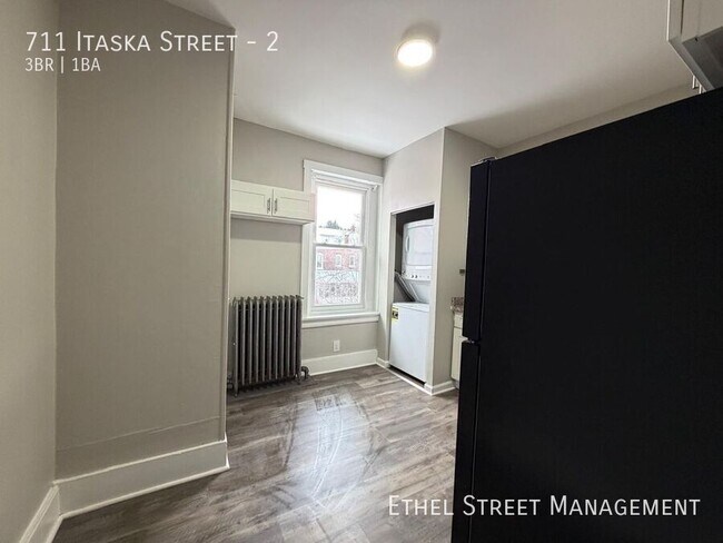 Building Photo - 711 Itaska St