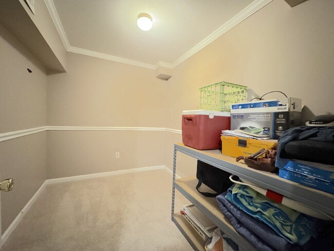 Building Photo - Charming Fairfax Townhome in a Prime Location