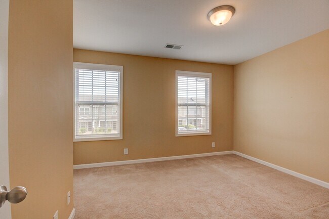 Building Photo - Beautiful Town Home Across From Tennova and Minutes to I-24 With Hardwood Flooring