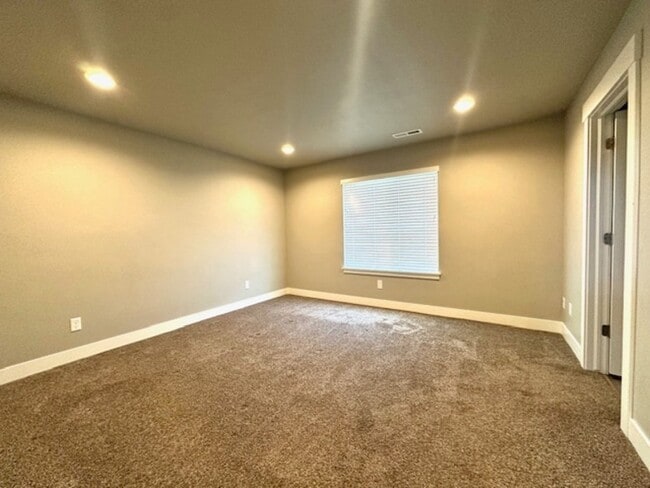 Building Photo - 1095 S 150 W