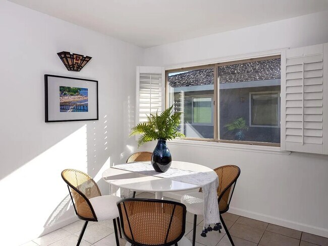 Dining Area - 4460 Diamond St