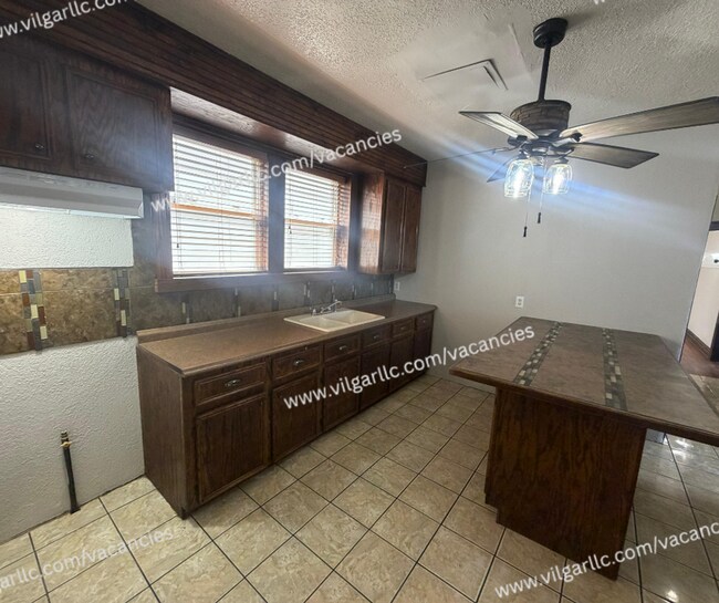 Building Photo - 3713 Hemlock St