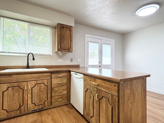 Building Photo - Awesome Split Entry with New Paint & Floor...
