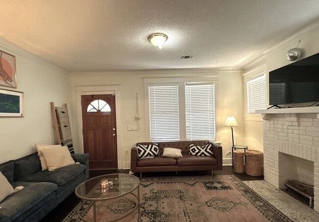 Building Photo - Beautiful 4 Bedroom Home Available