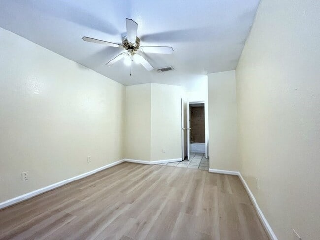 Building Photo - 752 Memorial Mews St