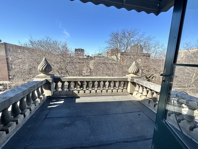 Building Photo - 5719 N Kenmore Ave