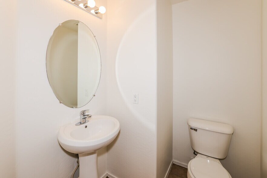 Building Photo - 8633 W Cordes Rd