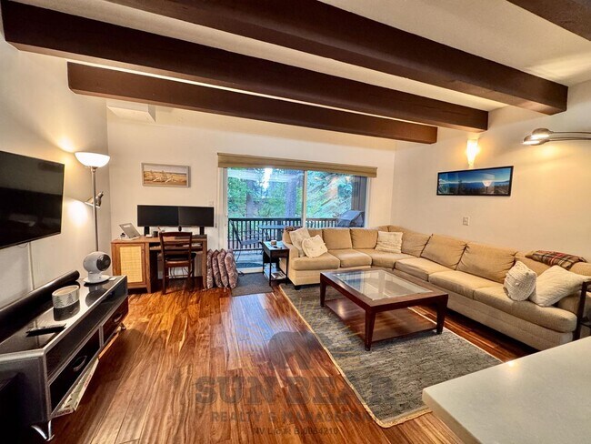 Building Photo - Beautiful furnished 3 bedroom! Great Locat...